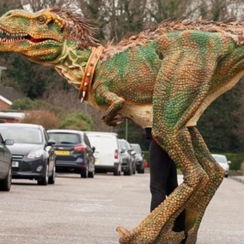 Disfressa de dinosaure caminant