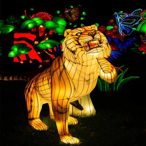 Llanternes vermelles tradicionals xineses a l'aire lliure llanterna tigre animal